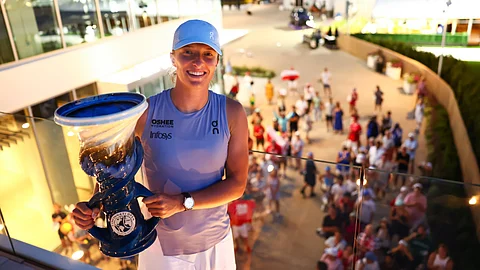 Ika Swiatek with the trophy...