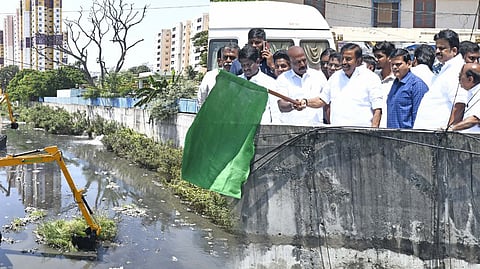 சென்னை சைதாப்பேட்டை தாதண்டா் நகா் அருகில் உள்ள மாம்பலம் கால்வாயில் புதிய இயந்திரங்களில் தூா்வாரும் பணியை 
புதன்கிழமை தொடங்கி வைத்த அமைச்சா் கே.என்.நேரு. உடன் மக்கள் நல்வாழ்வுத் துறை அமைச்சா் மா.சுப்பிரமணியன் உள்ளிட்டோா்.