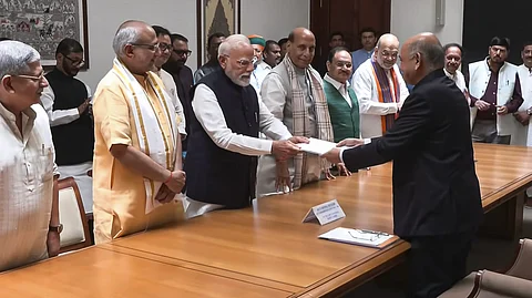 வேட்புமனு தாக்கல் செய்த தேசிய ஜனநாயக கூட்டணி வேட்பாளர் சி.பி. ராதாகிருஷ்ணன். அவருடன் பிரதமர் நரேந்திர மோடி, மத்திய அமைச்சர்கள் அமித் ஷா, ராஜ்நாத் சிங், ஜெபி.நட்டா, நிதின் கட்கரி உள்ளிட்டோர்.