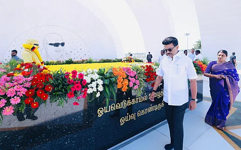 முன்னாள் முதல்வர் கருணாநிதி நினைவிடத்தில் தமிழக முதல்வர் மு.க. ஸ்டாலின், அவரது மனைவி துர்கா.