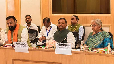 தில்லியில் நடைபெற்ற சரக்கு மற்றும் சேவை வரி (ஜிஎஸ்டி 2.0) சீா்திருத்தம் குறித்து மாநில நிதி அமைச்சா்கள் குழுக்களிடம் விளக்கம் அளிக்கும் கூட்டத்தில் பங்கேற்ற மத்திய நிதியமைச்சா் நிா்மலா சீதாராமன்.