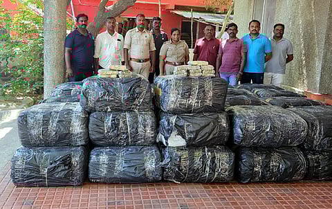 மண்டபம் அருகே புதன்கிழமை அதிகாலை தமிழக கடலோரப் பாதுகாப்புக்  குழும போலீஸாரால் பறிமுதல் செய்யப்பட்ட பீடி இலை பண்டல்கள்.