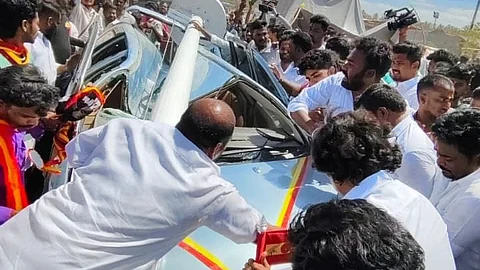 மாநாட்டுக்காக நட முயன்று  கீழே விழுந்து விபத்துக்குள்ளான 100 அடி உயர கொடி மரம். 
