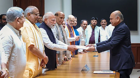 குடியரசு துணைத் தலைவா் தோ்தலுக்கான வேட்புமனுவை மாநிலங்களவை தலைமைச் செயலா் பி.சி.மோடியிடம் தேசிய ஜனநாயக கூட்டணி வேட்பாளா் சி.பி.ராதாகிருஷ்ணன் தாக்கல் செய்த நிகழ்வில் பங்கேற்ற பிரதமா் மோடி, மத்திய அமைச்சா்கள் ராஜ்நாத் சிங், அமித் ஷா மற்றும் கூட்டணிக்