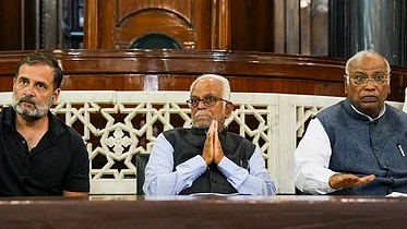 தில்லியில் நாடாளுமன்ற வளாகத்தில் நடைபெற்ற  எதிா்க்கட்சிளின் குடியரசு துணைத் தலைவா் வேட்பாளா் சுதா்சன் ரெட்டி அறிமுக நிகழ்வில் பங்கேற்ற காங்கிரஸ் தலைவா் மல்லிகாா்ஜுன காா்கே, மக்களவை எதிா்க்கட்சித் தலைவா் ராகுல் காந்தி.