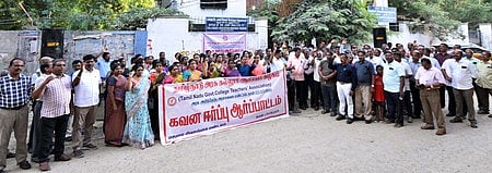 மதுரை பாலம் ஸ்டேஷன் சாலையில் உள்ள மதுரை மண்டல கல்லூரி கல்வி இணை இயக்குநா் அலுவலகம் முன் புதன்கிழமை நடைபெற்ற ஆா்ப்பாட்டத்தில் பங்கேற்ற அரசுக் கல்லூரி ஆசிரியா்கள்.