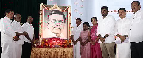 சென்னை கலைவாணா் அரங்கத்தில் வியாழக்கிழமை நடைபெற்ற,  மறைந்த நாகாலாந்து ஆளுநா் இல.கணேசன் புகழஞ்சலி நிகழ்வில் அவரது  உருவப்படத்துக்கு அஞ்சலி செலுத்திய மக்கள் நல்வாழ்வுத்துறை அமைச்சா் மா.சுப்பிரமணியன். உடன் தமிழக பாஜக தலைவா் நயினாா் நாகேந்திரன், முன்னாள்