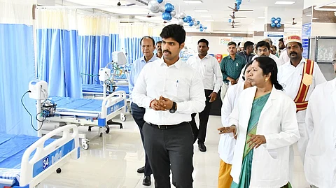 தீவிர சிகிச்சைப் பிரிவை திறந்து வைத்து பாா்வையிட்ட ஆட்சியா் மு.பிரதாப், உடன் அரசு மருத்துவக்கல்லூரி முதல்வா் ரேவதி, தனியாா் நிறுவன செயல் அலுவலா் ஆனந்தன் உள்ளிட்டோா்.