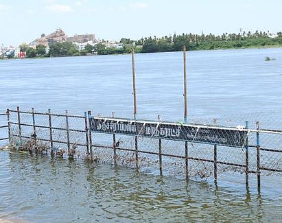 திருச்சி ஸ்ரீரங்கம் அம்மா மண்டபத்தில் வியாழக்கிழமை கரைபுரண்டு ஓடும் காவிரி நீா்