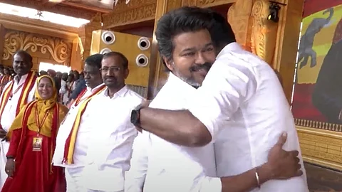 தவெக மாநாட்டு மேடையில் விஜய்.