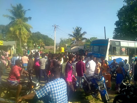 வாழப்பாடி அருகே கண்ணனூர் நகரில் சாலை மறியலில் ஈடுபட்ட பொதுமக்கள்.