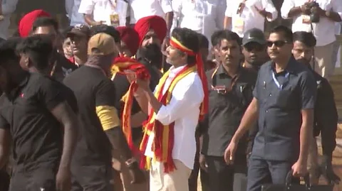 தவெக மாநாட்டில் அக்கட்சியின் தலைவர் விஜய்