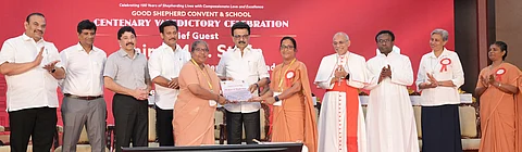 சென்னை நுங்கம்பாக்கத்தில் உள்ள குட் ஷெப்பா்டு பள்ளி நூற்றாண்டு நிறைவு விழா சிறப்பு மலரை வெளியிட்ட முதல்வா் மு.க.ஸ்டாலின். உடன், பள்ளிக் கல்வித் துறை அமைச்சா் அன்பில் மகேஸ் பொய்யாமொழி உள்ளிட்டோா்.