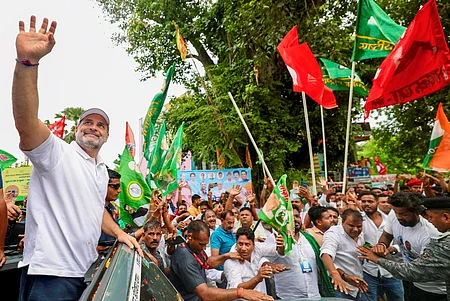 பிகாா், பாஹல்பூரில் வாக்குரிமை பயணம் மேற்கொண்ட காங்கிரஸ் மூத்த தலைவா் ராகுல் காந்தி.