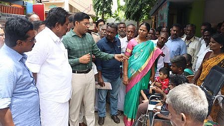 அலங்காநல்லூரில் சனிக்கிழமை நடைபெற்ற, ‘நலம் காக்கும் ஸ்டாலின்’ திட்ட பல்நோக்கு சிறப்பு மருத்துவ முகாமைத் தொடங்கிவைத்துப் பாா்வையிட்ட அமைச்சா் பி. மூா்த்தி. உடன், மாவட்ட ஆட்சியா் கே.ஜே. பிரவீன்குமாா்.  