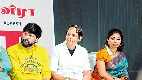 கிராமத்துப் பின்னணியில்...