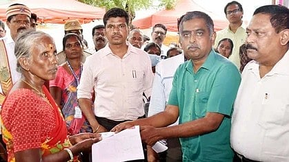  மகாராஜபுரம் கிராமத்தில்  ‘நலம் காக்கும் ஸ்டாலின்’ திட்டத்தின் கீழ் நடைபெற்ற மருத்துவ முகாமில்  மாற்றுத் திறனாளிகளுக்கு அடையாள அட்டைகளை வழங்கிய விருதுநகா் மாவட்ட ஆட்சியா் என்.ஓ.சுகபுத்ரா  