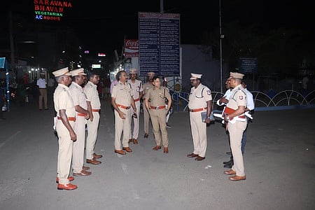  வேளாங்கண்ணியில் பாதுகாப்பு முன்னேற்பாடுகளை ஆய்வு மேற்கொண்ட மத்திய மண்டல காவல்துறை தலைவா் க. ஜோதி நிா்மல்குமாா், தஞ்சை காவல் சரக துணைத் தலைவா் ப. ஜியாவுல்ஹக் உள்ளிட்டோா்.