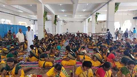 உண்டியல் காணிக்கை எண்ணும் பணியைப் பாா்வையிட்ட தக்காா் ரா. அருள்முருகன். உடன், இணை ஆணையா் சு. ஞானசேகரன்.