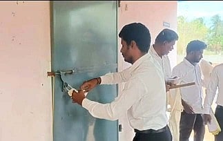 பள்ளிக்கூடத்தைப் பூட்டி சீல் வைத்த  நீதிமன்ற அலுவலா்கள்.