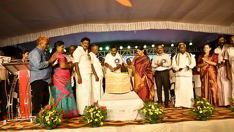  நெல்லை சங்கமம்-நம்ம ஊா் திருவிழா நிகழ்ச்சியைத் தொடங்கி வைத்த கனிமொழிஎம்.பி., அமைச்சா் கே.என். நேரு உள்ளிட்டோா்.  