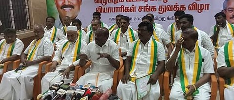 விழுப்புரத்தில் ஞாயிற்றுக்கிழமை செய்தியாளா்களுக்கு பேட்டியளித்த ஏ.எம்.விக்கிரமராஜா.