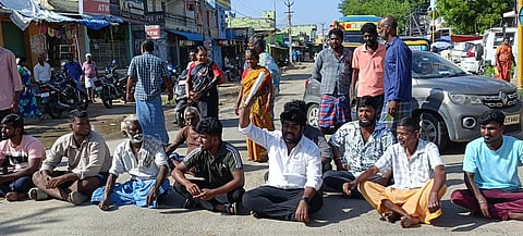 சாலை மறியலில் ஈடுபட்ட மேட்டுத் தெரு பொதுமக்கள்.