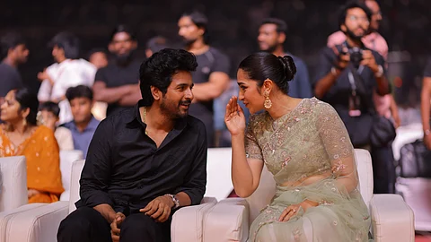 இயக்குநர் ஏ.ஆர். முருகதாஸ் இயக்கத்தில் தனது 23-வது படமான 'மதராஸி' திரைப்படத்தின் இசை மற்றும் டிரெய்லர் வெளியீட்டு விழாவில் பங்கேற்ற நடிகர் சிவகார்த்திகேயன், நாயகி ருக்மினி வசந்த்.