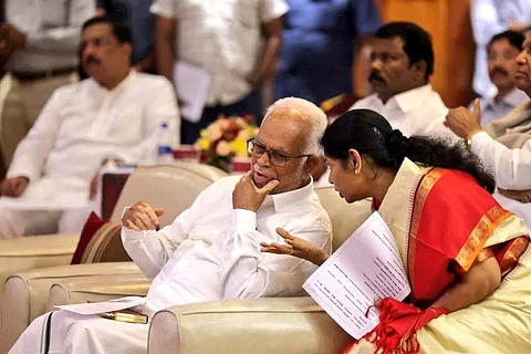 குடியரசு துணைத் தலைவா் தோ்தலில் இந்தியா கூட்டணி சாா்பில் போட்டியிடும் உச்ச நீதிமன்ற முன்னாள் நீதியரசர் சுதா்சன் ரெட்டியுடன் திமுக நாடாளுமன்றக் குழுத் தலைவா் கனிமொழி. 