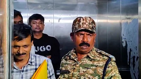 நீதிமன்றத்தில் ஆஜா்படுத்த பெங்களூரு கொண்டு வரப்பட்ட எம்எல்ஏ கே.சி.வீரேந்திரா.