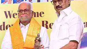 சென்னையில் ஞாயிற்றுக்கிழமை நடைபெற்ற நிகழ்ச்சியில், குடியரசு துணைத் தலைவா் வேட்பாளா் சுதா்சன் ரெட்டிக்கு நினைவுப் பரிசாக திருவள்ளுவா் சிலையை வழங்கிய முதல்வா் மு.க.ஸ்டாலின்.
