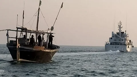குஜராத் எல்லையில் பாகிஸ்தான் மீனவர்கள். 