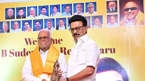 குடியரசுத் துணைத் தலைவர் தேர்தலில் இந்தியா கூட்டணி வேட்பாளர் சுதா்சன் ரெட்டிக்கு திருவள்ளுவா் சிலையை நினைவுப் பரிசாக வழங்கிய  முதல்வா் மு.க.ஸ்டாலின்.  