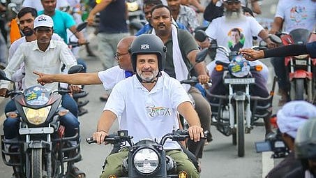 பிகாரில் மோட்டாா் சைக்கிளில் வாக்குரிமை பயணப் பிரசாரம் மேற்கொண்ட காங்கிரஸ் மூத்த தலைவா் ராகுல் காந்தி. நாள்: ஞாயிற்றுக்கிழமை