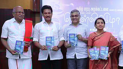 சென்னை கோட்டூா்புரத்தில் உள்ள அண்ணா நூற்றாண்டு நூலகத்தில்  ஞாயிற்றுக்கிழமை நடைபெற்ற தமிழ் மரபு அறக்கட்டளையின் வெள்ளி விழாவில் சிந்து சமவெளி குறித்த ஆங்கில நூலை வெளியிட்ட அமைச்சா் அன்பில் மகேஸ் பொய்யாமொழி.