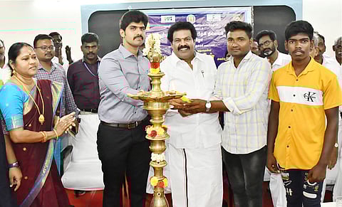 ஒண்டிக்குப்பம், சண்முக பத்மாவதிபுரம் பகுதியில் புதிய தொழிற்பயிற்சி நிலையத்தை குத்துவிளக்கேற்றி பயன்பாட்டுக்கு கொண்டு வந்த ஆட்சியா் மு.பிரதாப், சட்டப்பேரவை உறுப்பினா் வி.ஜி.ராஜேந்திரன் மற்றும் பயிற்சி நிலைய முதல்வா் சித்ரா உள்ளிட்டோா்.