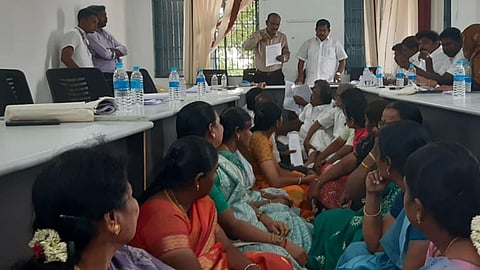 திருமுருகன்பூண்டி அனைத்து கட்சி நகர்மன்ற உறுப்பினர்கள் உள்ளிருப்பு போராட்டம்.