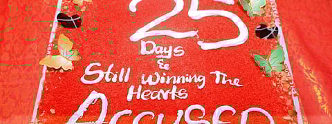 உதயா, அஜ்மல், யோகி பாபு இணைந்து நடித்த அக்யூஸ்ட் 25வது நாள் வெற்றி விழாவை முன்னிட்டு சென்னை ஆல்பர்ட் தியேட்டரில் கேக் வெட்டி கொண்டாடிய படக்குழுவினர்.