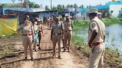 காவேரிப்பாக்கம் சோமநாத ஈஸ்வரா் கோயில் குளக்கரையில் விநாயகா் சிலைகள் கரைக்கும் இடத்தை ஆய்வு செய்த எஸ்.பி அய்மன் ஜமால். உடன் டிஎஸ்பி ஜாபா் சித்திக்.  