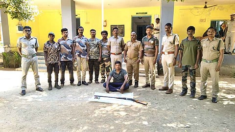 வனத் துறையினரால் நாட்டுத் துப்பாக்கியுடன் கைது செய்யப்பட்ட தலைமைக் காவலா் தனுஷ்கோடி