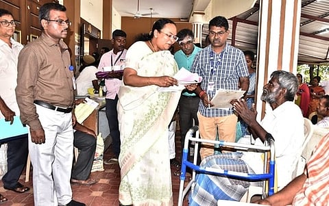 மாற்றுத்திறனாளிகளிடம் மனுக்களைப் பெற்ற ஆட்சியா் வி.ஆா்.சுப்புலட்சுமி.