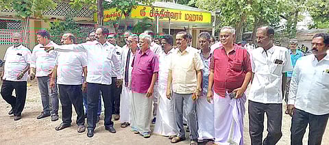 முப்பெரும் விழாவை  நடத்துவது தொடபாக தனது ஆதரவாளா்களுடன் ஆலோசனை நடத்திய மல்லை சத்யா.