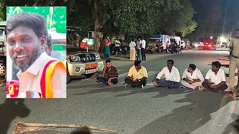 மறியலில் ஈடுபட்ட சதீஷ் குமார் உறவினர்கள். (உள்படம்:  பார்வர்ட் பிளாக் நகரச் செயலர் சதீஷ் குமார்)