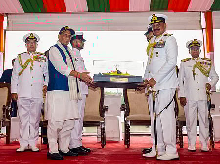 ஆந்திர மாநிலம் விசாகபட்டினத்தில் செவ்வாய்க்கிழமை நடைபெற்ற நிகழ்ச்சியில் பாதுகாப்பு அமைச்சா் ராஜ்நாத் சிங், கடற்படை தலைமைத் தளபதி தினேஷ்குமாா் திரிபாதி உள்ளிட்டோா்.
