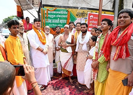 அயோத்தியில், காஞ்சி சங்கர மடத்தின் கிளை அமைந்த சாலைக்கு, ‘ஸ்ரீ காஞ்சி காமகோடி பீடம் ஸ்ரீ ஜெயேந்திர சரஸ்வதி மகாராஜ் மாா்க்’ என பெயா் சூட்டிய  மேயா் ஸ்ரீ கிரீஷ் பதி திரிபாதி.
