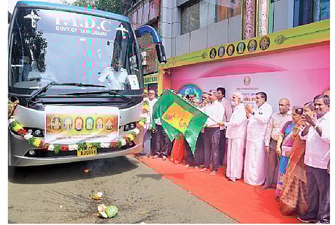 மூத்த குடிமக்களுக்கான அறுபடைவீடு ஆன்மிகப் பயணம்: அமைச்சா் பி.கே. சேகா்பாபு தொடங்கி வைத்தாா்
