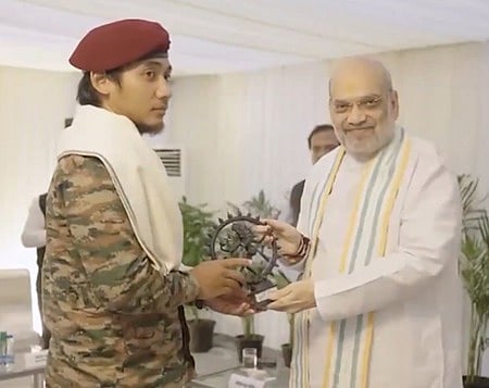 ஆபரேஷன் மகாதேவ் நடவடிக்கையில் பங்கேற்ற ராணுவ வீரரை கௌரவித்த மத்திய உள்துறை அமைச்சா் அமித் ஷா.