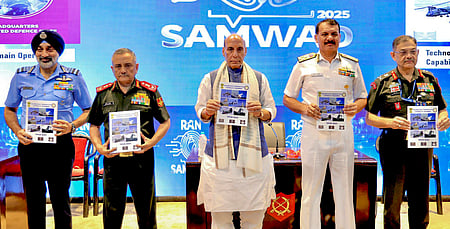 மத்திய பிரதேசத்தின் மெள நகரில் நடைபெற்ற ராணுவக் கருத்தரங்கில் முப்படைகளின் தலைமைத் தளபதிகளுடன் அமைச்சா் ராஜ்நாத் சிங்