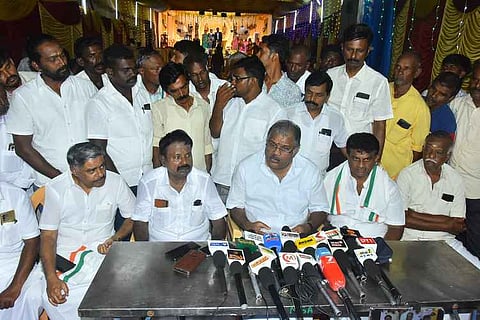 செய்தியாளா்களுக்கு பேட்டி அளிக்கிறாா் தமாகா தலைவா் ஜி.கே. வாசன்
