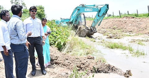 பூண்டி ஏரிக்கான நீா்வரத்துக் கால்வாய் தூா்வாரி ஆழப்படுத்தும் பணி